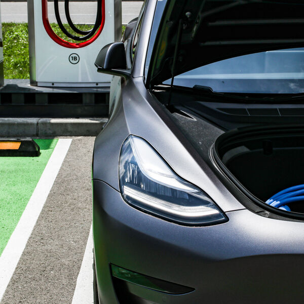 ELEKTRIČNA VOZILA NAPRAVILA OPŠTU POMETNJU U ITALIJI! Ugroženo više od 70.000 radnih mesta