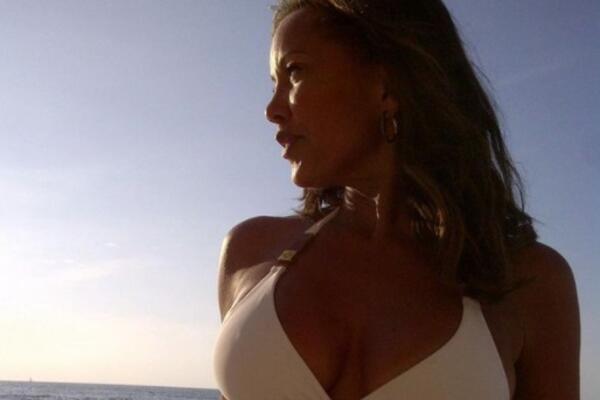 OVA BOMBA IMA 58 GODINA I TELO NA KOM BI JOJ POZAVIDELE MNOGO MLAĐE ŽENE: Nije ni čudo što svi LUDE za njom!