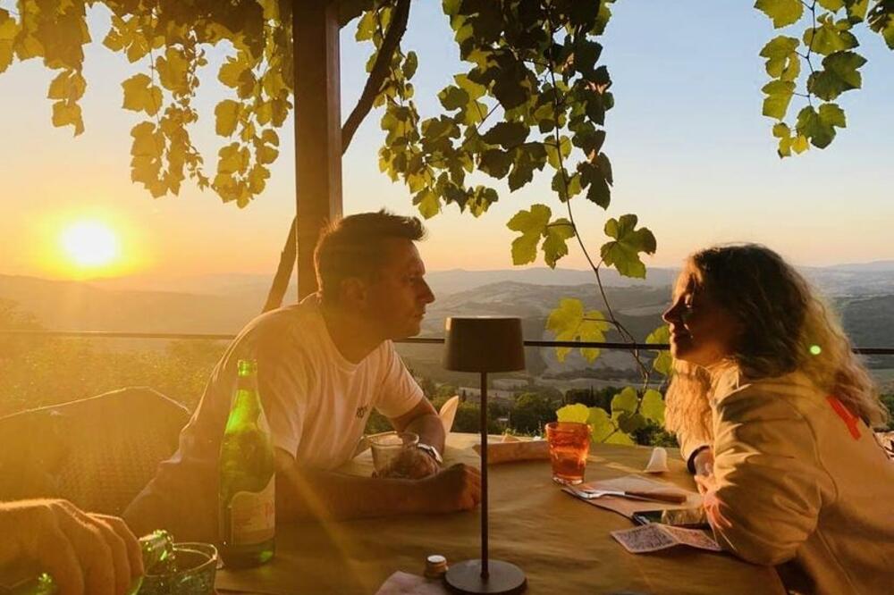 ANDRIJA MILOŠEVIĆ BAŠ ZNA DA UŽIVA U ŽIVOTU, PORED NJEGA JE I PRELEPA DEVOJKA!