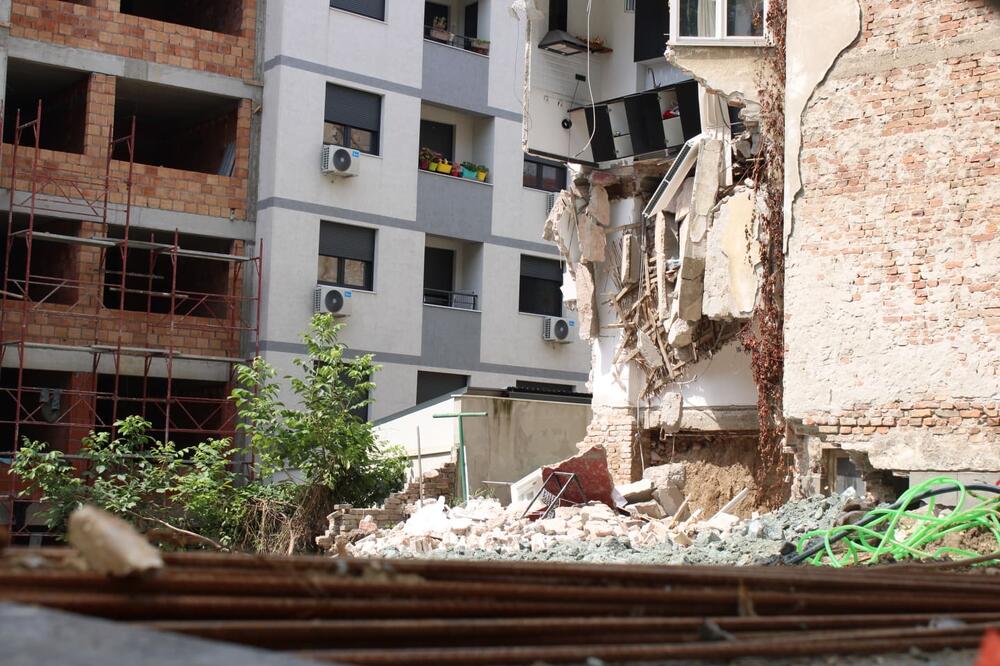 EKIPA ESPRESA OBIŠLA JE VIDOVDANSKU ULICU: Pre 8 dana se obrušila zgrada, a pogledajte ŠTA SE SAD DEŠAVA! (FOTO)