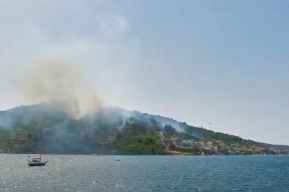 POŽAR U DALMACIJI: Vatrena stihija u TURISTIČKOM MESTU, plamen se približio kućama! (VIDEO)