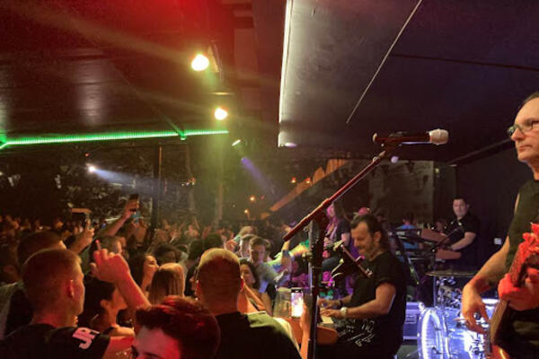 LUKAS ILI PEJOVIĆ? IMENJACI KAD ZASVIRAJU SINANOV HIT PUBLIKA PADA U NESVEST: Ko je bolji po Vašem mišljenju?