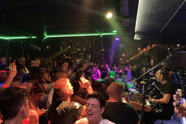 LUKAS BACIO PLJUGU USRED NASTUPA I ZASVIRAO SINANOV NAJVEĆI HIT: Publika BUKVALNO pala u trans! (VIDEO)