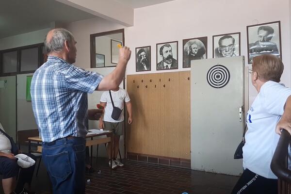 80 PENZIONERA STALO NA CRTU: Igrali košarku, davali golove, pucali iz puške! (FOTO)