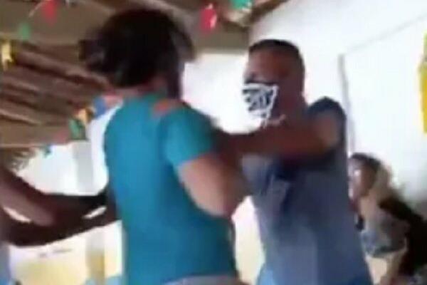 DOŠAO JE SA LJUBAVNICOM NA VAKCINACIJU, NE ZNAJUĆI DA ĆE MU TU BITI I ŽENA: Usledila je opšta MAKLJAŽA! (VIDEO)