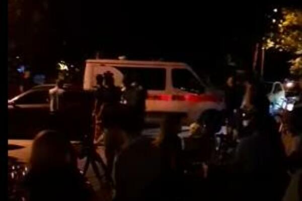 HEROJSKI PODVIG U MAKEDONIJI: Mladići iz SKOPLJA rukama pomerili AUTOMOBIL da bi Hitna pomoć mogla da prođe (VIDEO)