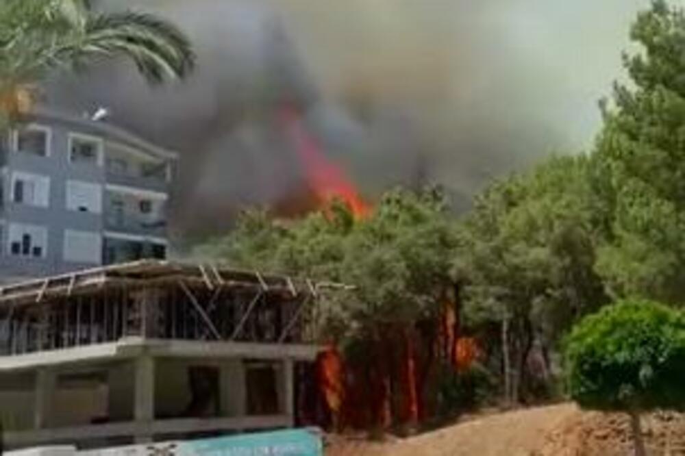 OGROMAN POŽAR IZBIO U OMILJENOM SRPSKOM LETOVALIŠTU: Hoteli bez struje i vode, 2 sela potpuno izgorela (VIDEO)