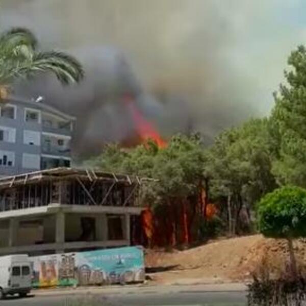 OGROMAN POŽAR IZBIO U OMILJENOM SRPSKOM LETOVALIŠTU: Hoteli bez struje i vode, 2 sela potpuno izgorela (VIDEO)