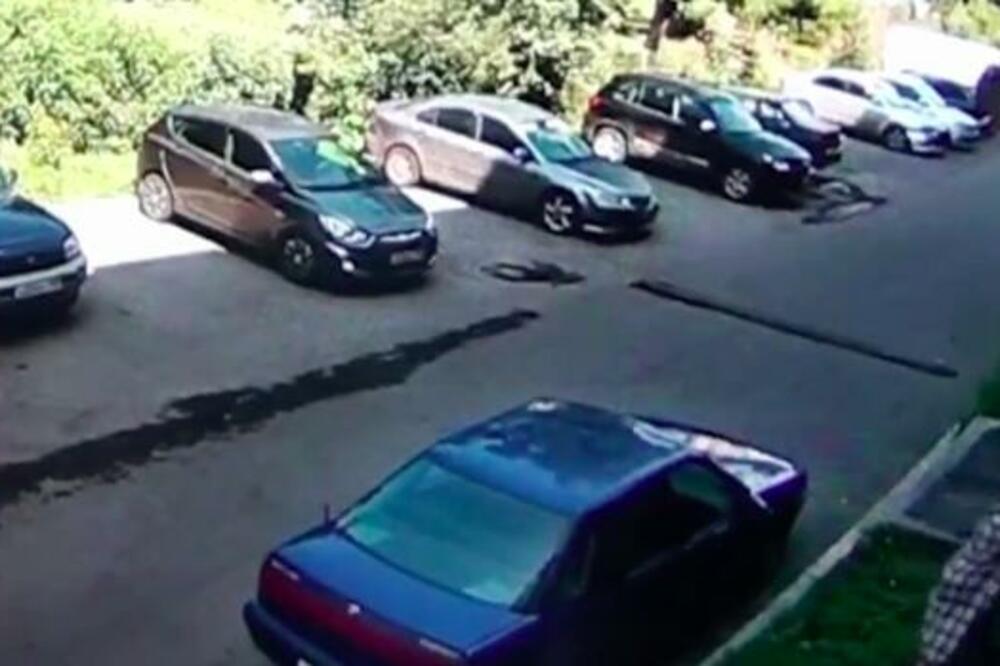 DEČAK JE PAO SA NAJVIŠEG SPRATA ZGRADE: Ovaj snimak ledi krv u žilama, neverovatan ISHOD! (VIDEO)