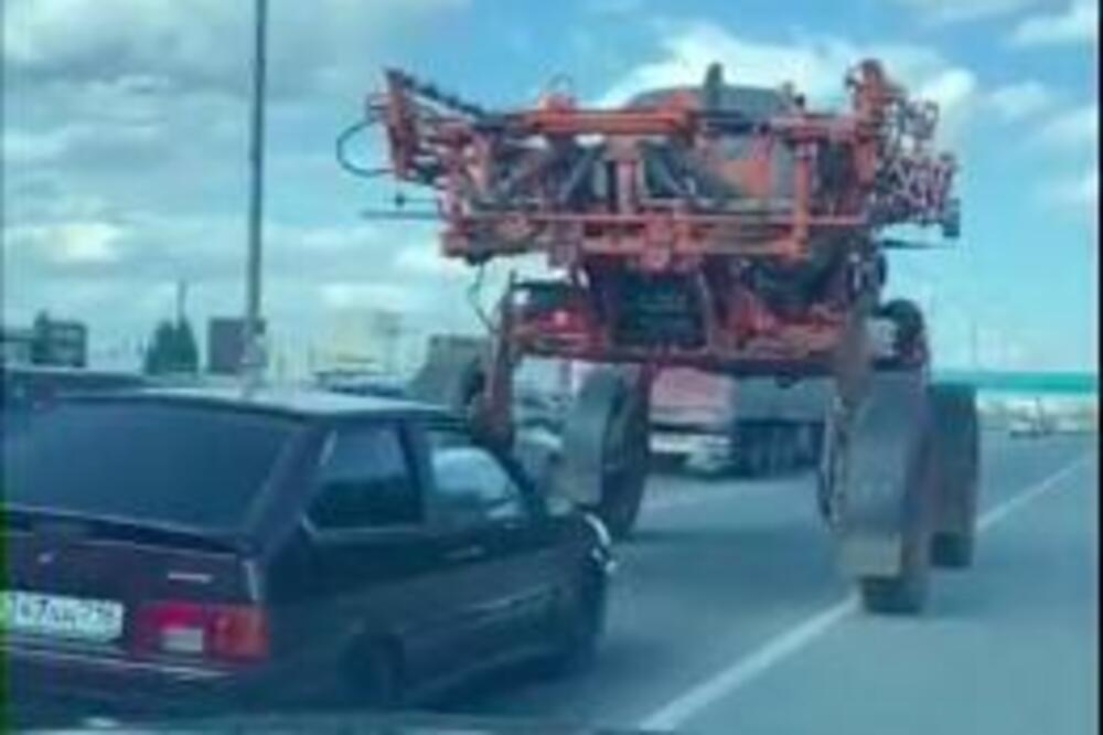 VOZAČ UPRAVLJAO AUTOM ISPOD OGROMNOG TRAKTORA: Proleteo ispod njega, do sada NEVIĐENI SNIMAK! (VIDEO)