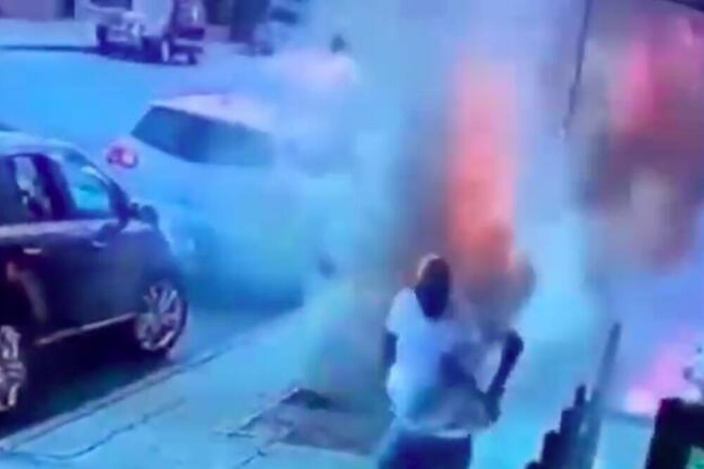 LUDAČKA EKSPLOZIJA USRED BELA DANA! Kamere sve snimile, TROTOAR LETI na sve strane! (VIDEO)