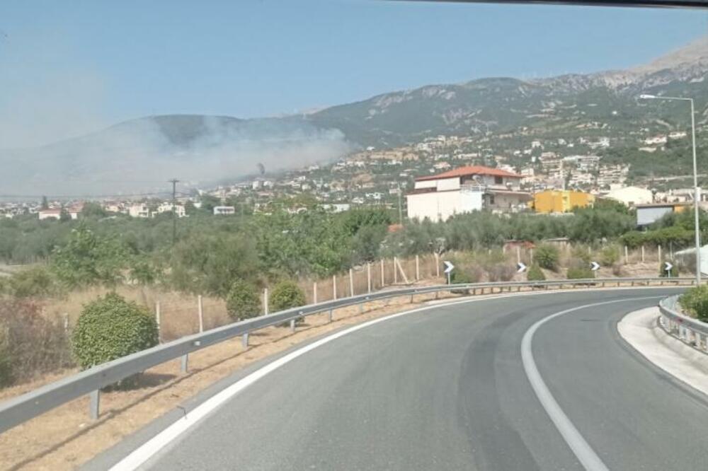 OGROMAN POŽAR U GRČKOJ: Vatrogasci se bore sa vatrenom stihijom, stanovništvo hitno EVAKUISANO! (FOTO/VIDEO)