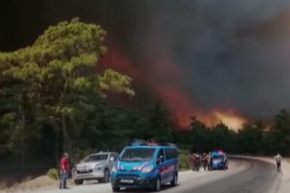 STRAVIČAN ŠUMSKI POŽAR NA JUGU TURSKE: Evakuisano stanovništvo, pacijenti prebačeni u drugu bolnicu! (VIDEO)