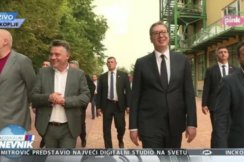 VUČIĆ PROŠETAO SKOPLJEM SA RAMOM I ZAEVIM: Građani prilazili srpskom predsedniku (FOTO)