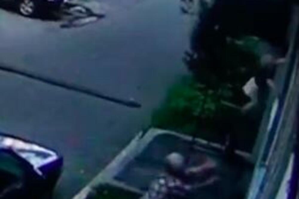 POTPUNO NEVEROVATAN SNIMAK IZ RUSIJE: Žena je uhvatila bebu koja je pala sa VIŠESPRATNICE! (VIDEO)