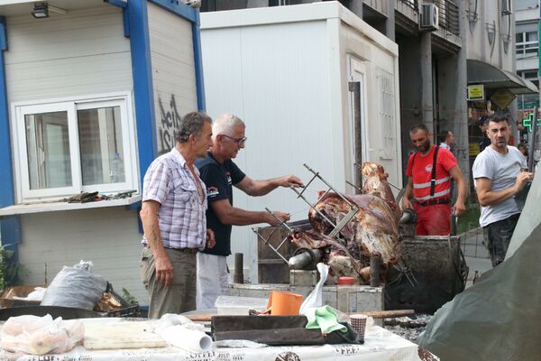 OTKRILI SMO ZAŠTO RADNICI PEKU VOLA NA GRADILIŠTU USRED BEOGRADA: Njihov odgovor nas je baš IZNENADIO! (FOTO)