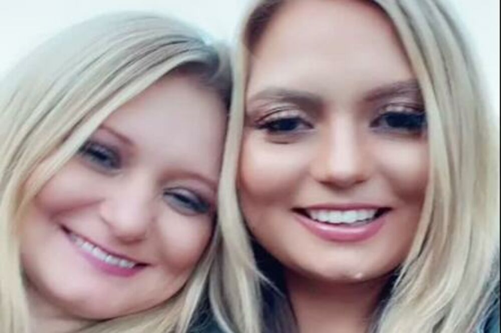 "RODILA SI SEBI DRUGARICU"! MAJKA (45) I ĆERKA (30) POSTALE INTERNET SENZACIJA: Izgledaju kao bliznakinje (VIDEO)