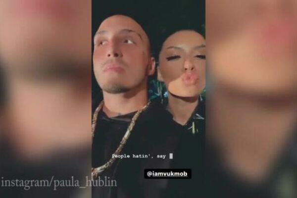 SAD JE SVE I VIŠE NEGO JASNO: Vuk Mob snimio kako ga Paula LJUBI u vrat! (VIDEO)