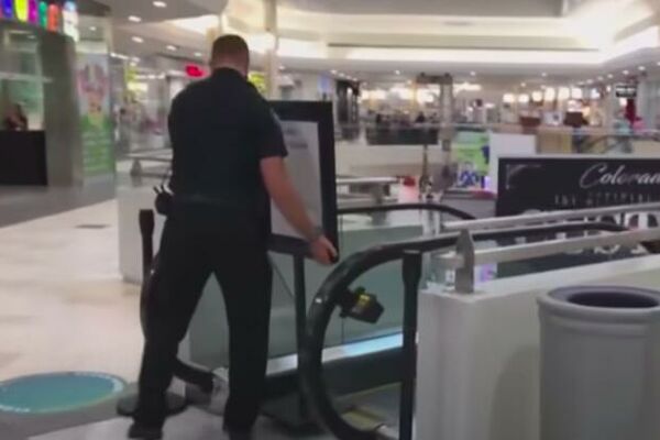 DETE (2) ISPALO OCU IZ NARUČJA NA POKRETNIM STEPNICAMA: Stravična TRAGEDIJA, mališanu nije mu BILO SPASA! (VIDEO)