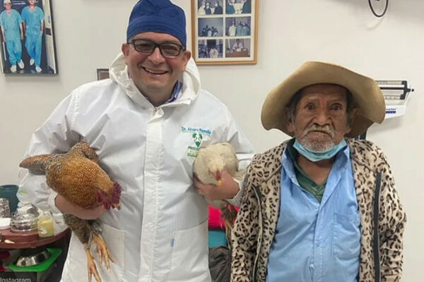 VREMENA SOLIDARNOSTI! HIRURG OBJAVIO SLIKU SA PACIJENTOM I 2 KOKOŠKE: Priča iza toga će vas naterati u SUZE (FOTO)