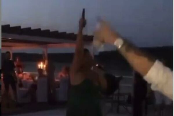 NEVIĐENI SNIMAK SVADBE U ŠAPCU: Kuma pevala "Potopiću ovaj splav", pa zapucala! (VIDEO)