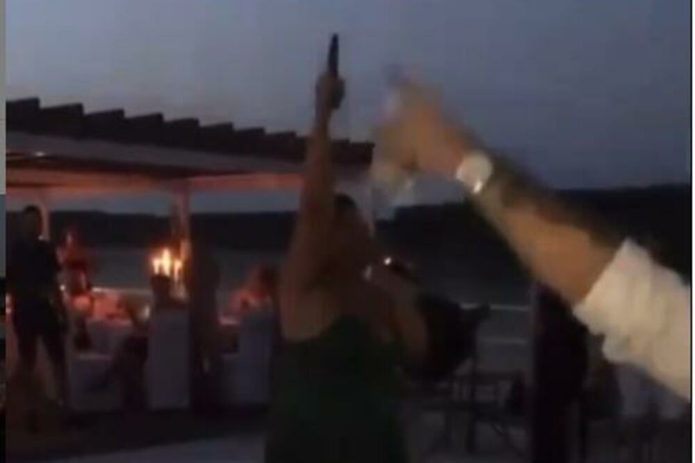 NEVIĐENI SNIMAK SVADBE U ŠAPCU: Kuma pevala "Potopiću ovaj splav", pa zapucala! (VIDEO)