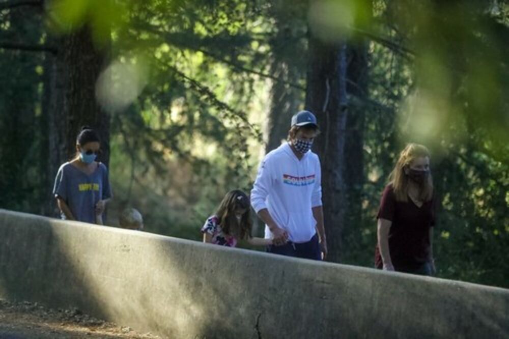 ŠTEDE NA SAPUNU! PORODICA KUČER-KUNIS NE VERUJE U ČESTO KUPANJE: Retko kad i decu peru!