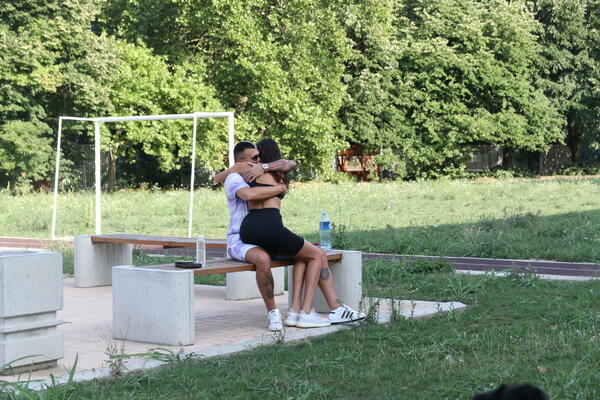 "IMAM NJEGOVU ŠIFRU OD TELEFONA"! Misica priznala da BACA POGLED na Karićev MOBILNI, progovorila i o SVADBI