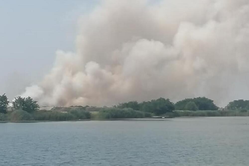 GORI DEPONIJA SMEĆA KOD ZRENJANINA: Gust dim se širi ka gradu