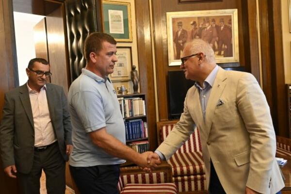 SASTANAK U STAROM DVORU: Vesić zahvalio vozaču GSP-a koji je našao dete u svom vozilu! (FOTO)