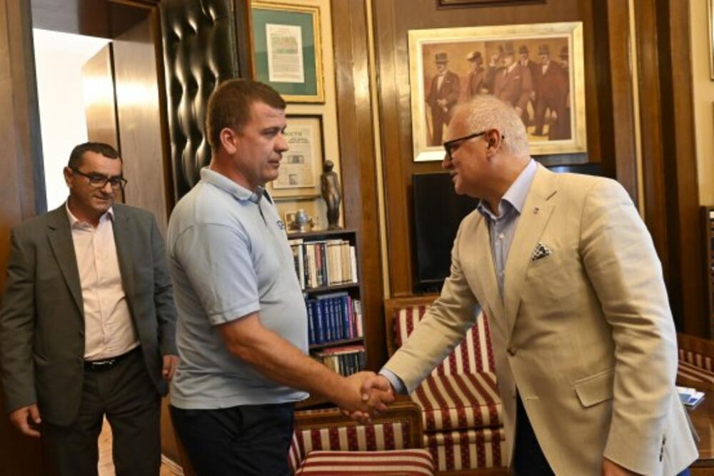 SASTANAK U STAROM DVORU: Vesić zahvalio vozaču GSP-a koji je našao dete u svom vozilu! (FOTO)