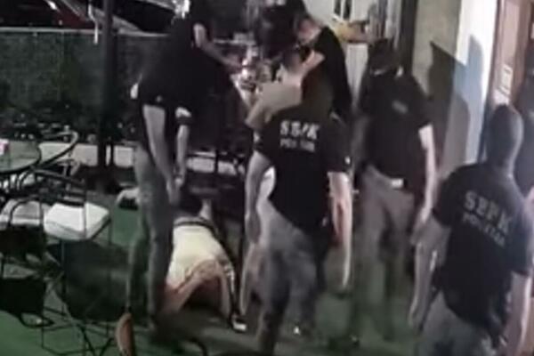 NATERAO GA NA KOLENA, PA USLEDILE BRUTALNE BATINE: Protiv policajca iz CG pokrenuta istraga (UZNEMIRUJUĆI SNIMAK)
