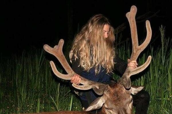 MAJKA I ĆERKA IDU U LOV KAO ISKUSNI LOVCI! Pozivaju sve da krenu sa njima, potpuno su opremljene