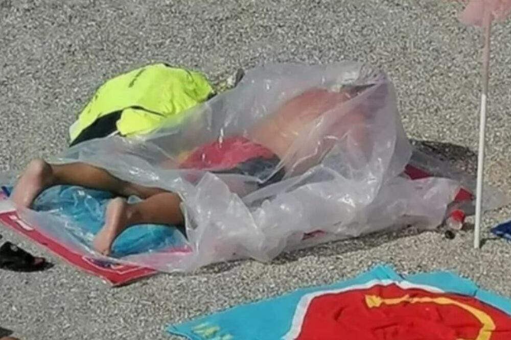 ŠTA RADI OVAJ ČOVEK? Na paklenim vrućinama on se umotao u celofan, LEĐA MU GORE!
