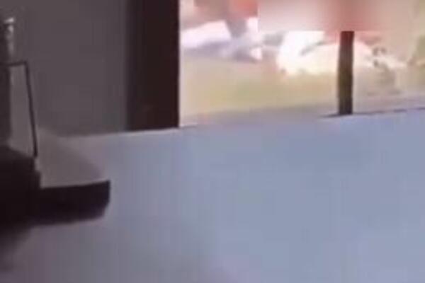 JEZIVIJE NE MOŽE: Muškarac iz auta izbacio OBEZGLAVLJENO telo žene, SVE SNIMLJENO! (UZNEMIRUJUĆE)