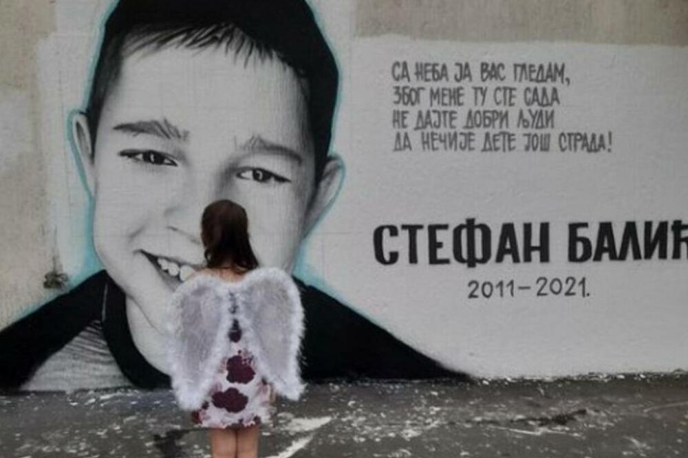 FOTOGRAFIJA KOJA SLAMA SRCE! Devojčica sa krilima anđela ispred murala preminulog dečaka, STEFANA na Karaburmi!