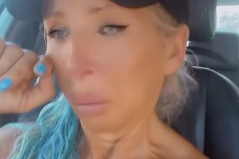 BIVŠA RIJALITI UČESNICA VAN KONTROLE ZBOG RASKIDA: Lije suze i spominje POLNI ORGAN, ne može da se smiri za volanom