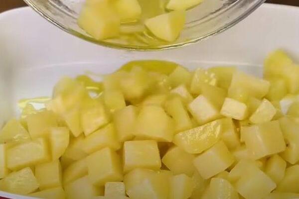 NE PROSIPAJTE VODU KADA KUVATE KROMPIR: Korisna je i više nego što mislite