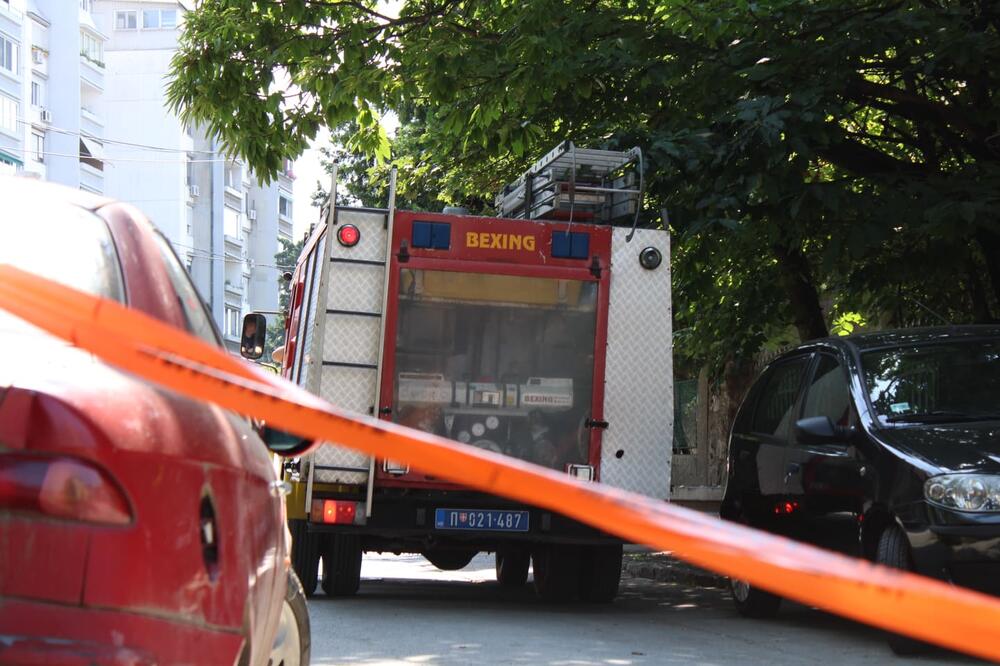 DIM KULJA IZ GRADSKOG AUTOBUSA, 511 PONOVO U PLAMENU NA OBRENOVAČKOM PUTU: Putnici evakuisani iz vozila!