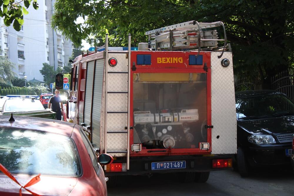 VATRENA STIHIJA NA PALILULI: Zapalio se KROV KUĆE, vatrogasne ekipe ODMAH REAGOVALE