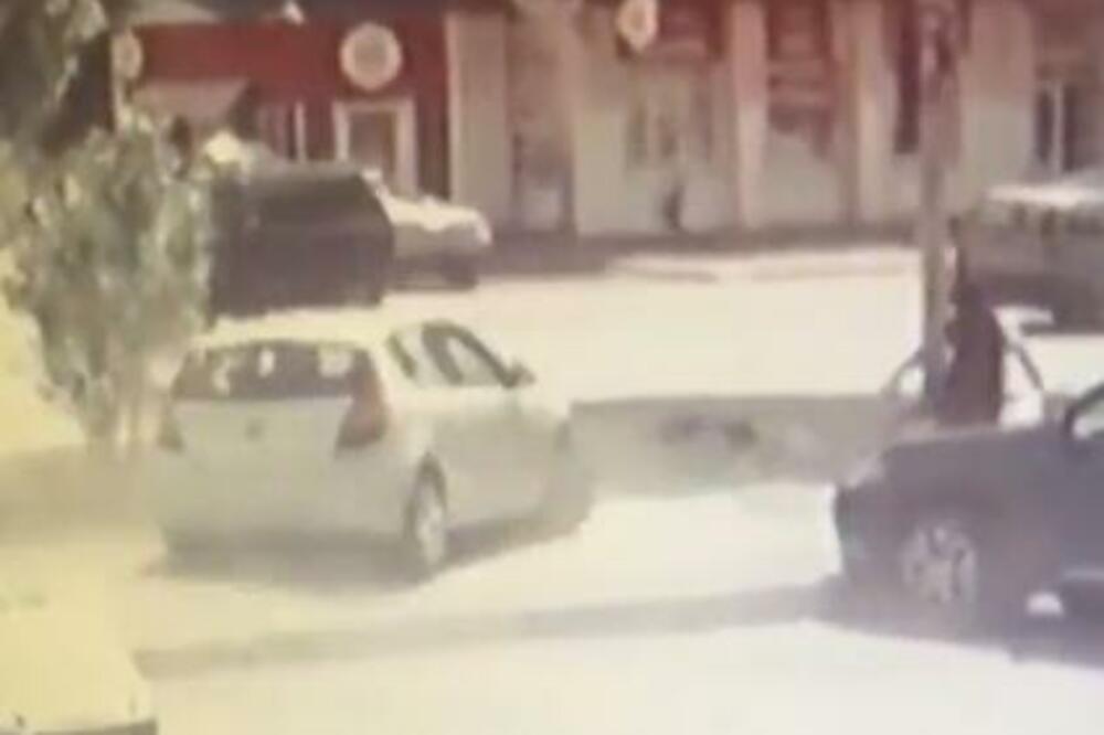 GDE SI POŠAO? BIZARNA NESREĆA U RUSIJI: Krenuo da parkira vozilo pa umesto toga dao GAS, pokupio PEŠAKA! (VIDEO)
