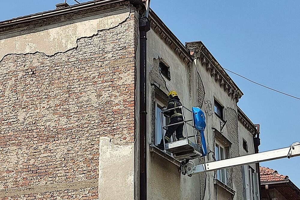 POGLEDAJTE TRENUTAK KADA VATROGASCI RAZBIJAJU STAKLO STANA U VIDOVDANSKOJ! Stanari potreseni čekaju stvari (VIDEO)