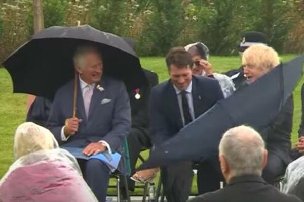 PREMIJER BRITANIJE U BORBI SA KIŠOBRANOM: Princ Čarls se svim snagama potrudio da ne PRASNE U SMEH, HIT (VIDEO)