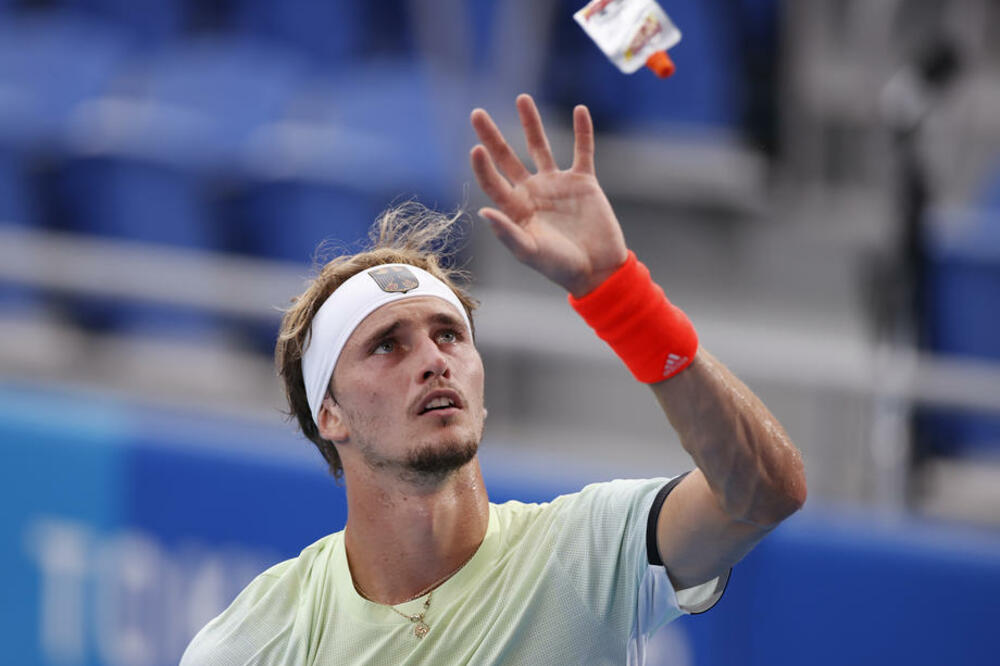 ZVEREV NIMALO PRIJATNO GOVORIO O CICIPASU: Frustrirajuće je da osvojiš set i gledaš protivnika kako ide u toalet!