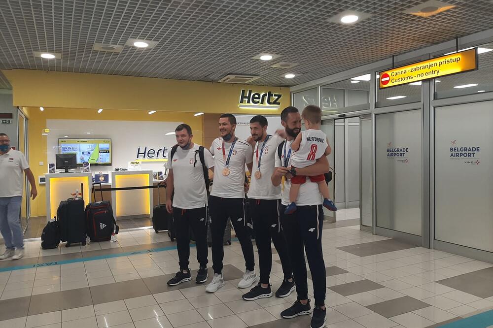 EMOTIVAN DOČEK ZA MAJSTOROVIĆA: Prvi u zagrljaj po dolasku iz Tokija mu je pritrčao sin! (FOTO+VIDEO)