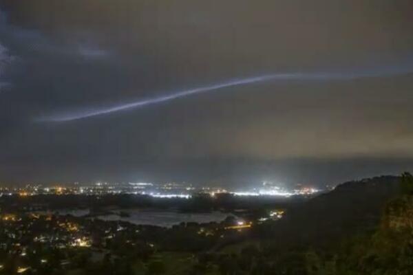 "SVE SE ODIGRALO MUNJEVITO": 2 TORNADA PROTUTNJALA U 2 AMERIČKE DRŽAVE: Gromoglasan pljusak poplavio ulice (VIDEO)