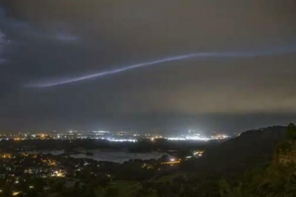 "SVE SE ODIGRALO MUNJEVITO": 2 TORNADA PROTUTNJALA U 2 AMERIČKE DRŽAVE: Gromoglasan pljusak poplavio ulice (VIDEO)