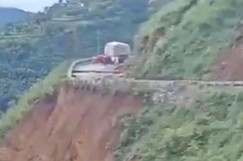 ČITAVO BRDO NESTALO ZA POLA MINUTA: Klizište odnelo više od 100 metara puta, isparilo za TREPTAJ OKA! (VIDEO)