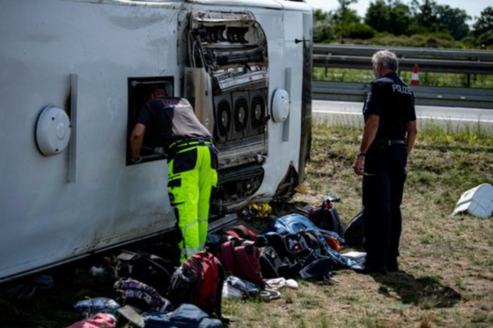 Stvari putnika razbacane