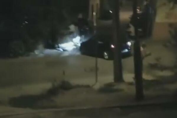 GTA UŽIVO NASRED ULICE GRČIĆA MILENKA! Udarao u stubove pod PUNIM GASOM, zamalo i pešaka da zakači! (VIDEO)